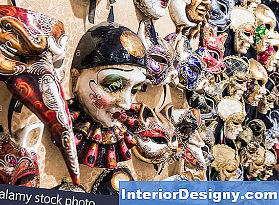 Venezianische Masken Auf Einer Wand Anzeigend