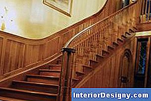 Puitpõrandad ja riserid toovad trepile soojust ja elegantsi.