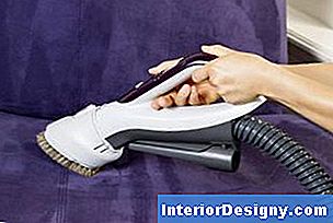 La spazzola per tappezzeria aiuta a riallineare le fibre sul divano.