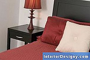 Merlot-Rot ist eine gedämpfte warme Farbe in einem neutralen Raum.